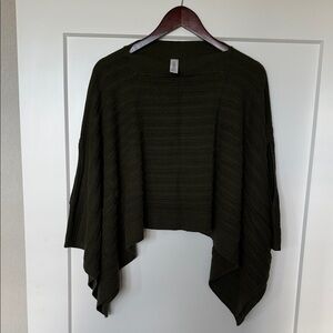 Lululemon Forward Flow Poncho
Heathered Landscape Green